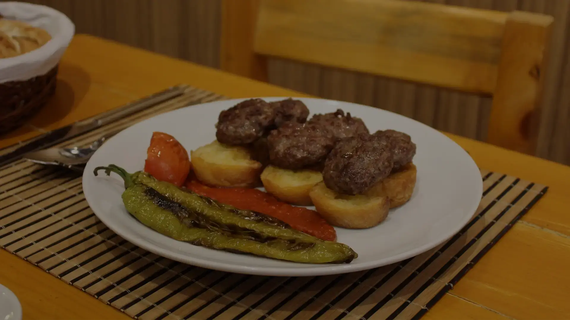 Izgarada köfte tabağı